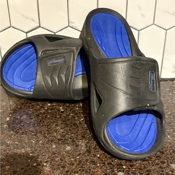 Free with purchase slides size 7 men’s & size 9 women’s - Picture 2 of 2